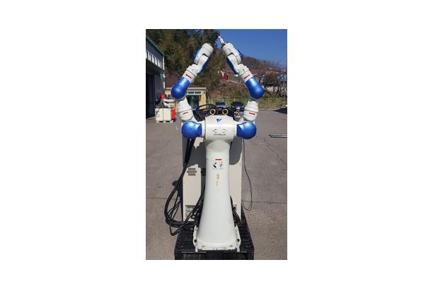 YASKAWA 10kg가반 15-axis Robot with both arms (Model Year 2008)