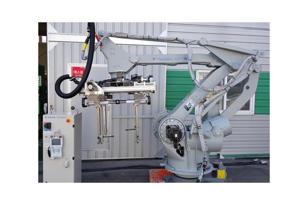 YASKAWA 300kg 파렛타이즈 핸들링 로보트 (Model Year 2011)
